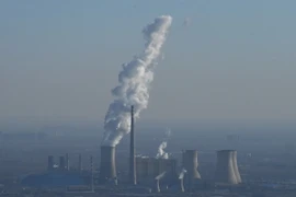 Khí thải từ một nhà máy gây ô nhiễm không khí ở ngoại ô Bắc Kinh, Trung Quốc. (Nguồn: AFP/TTXVN) 