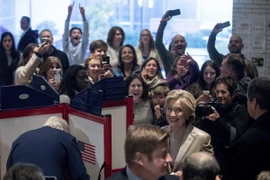 Ứng viên Hillary Clinton (phải, giữa) cùng chồng là cựu Tổng thống Bill Clinton (trái, giữa) bỏ phiếu bầu tại Chappaqua, New York, ngày 8/11. (Nguồn: AP/TTXVN) 