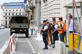 Cảnh sát Bỉ gác bên ngoài văn phòng Thủ tướng ở Brussels ngày 7/8. (Nguồn: AFP/TTXVN) 
