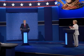 Hai ứng cử viên bước vào cuộc tranh luận trực tiếp cuối cùng. (Nguồn: AFP/TTXVN)