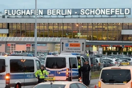 Cảnh sát Đức kiểm tra các phương tiện tới sân bay Schoenefeld, ngoại ô Berlin ngày 8/10. (Nguồn: EPA/TTXVN) 