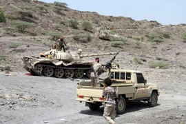 Lực lượng ủng hộ Chính phủ Yemen trong cuộc giao tranh với lực lượng Houthi tại Sharija, khu vực giáp ranh giữa tỉnh Taez và Lahj ngày 25/9. (Nguồn: AFP/TTXVN) 