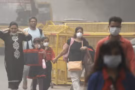 Người dân đeo khẩu trang để tránh tác hại của khói mù ô nhiễm ở New Delhi, Ấn Độ ngày 6/11. (Nguồn: AP/TTXVN) 
