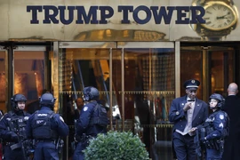 Tháp Trump sơ tán khẩn cấp do gói đồ khả nghi