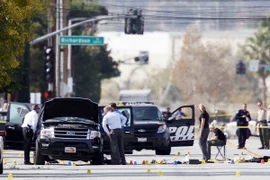 Cảnh sát Mỹ khám xét xe ô tô của các nghi phạm trong vụ xả súng ở San Bernardino, California. (Nguồn: AFP/TTXVN)