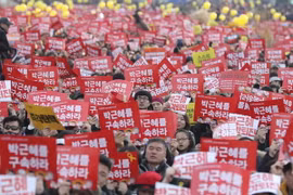 Biểu tình kêu gọi Tổng thống Park Geun-hye từ chức tại thủ đô Seoul ngày 3/12. (Nguồn: AP/TTXVN) 