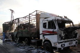 Xe tải chở hàng cứu trợ bị trúng bom tại Aleppo. (Nguồn: AFP/TTXVN)