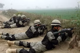 Binh sỹ Pakistan gác tại Wagah, dọc biên giới Pakistan-Ấn Độ. (Nguồn: THX/TTXVN) 