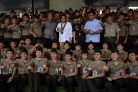Tổng thống Philippines Rodrigo Duterte (giữa), Bộ trưởng Quốc phòng Philippines Delfin Lorenzana (giữa, trái) và Tư lệnh Lục quân Eduardo Ano (giữa, phải) tại một sự kiện ở thủ đô Manila ngày 4/10. (Nguồn: AFP/TTXVN) 
