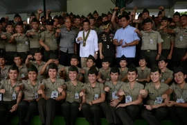 Tổng thống Philippines Rodrigo Duterte (giữa), Bộ trưởng Quốc phòng Philippines Delfin Lorenzana (giữa, trái) và Tư lệnh Lục quân Eduardo Ano (giữa, phải) tại một sự kiện ở thủ đô Manila ngày 4/10. (Nguồn: AFP/TTXVN) 