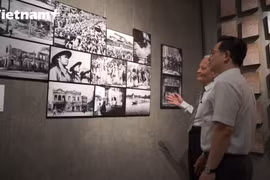 Khách tham quan triển lãm "Hà Nội - Một thành phố trong nhiếp ảnh".