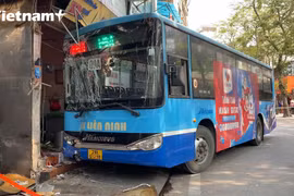 Xe buýt lao vào nhà dân ở số 341 Đội Cấn, quận Ba Đình, thành phố Hà Nội khiến 2 người bị thương nặng.