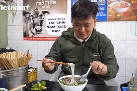 Người dân thưởng thức phở tại Hà Nội.