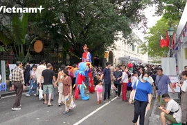 Người dân hào hứng trải nghiệm ẩm thực Pháp ngay giữa trung tâm Hà Nội