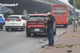 Lực lượng cảnh sát giao thông mặc thường phục ghi hình xe khách vi phạm.