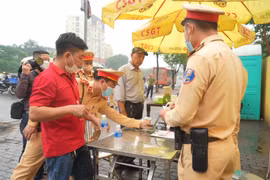 Lực lượng chức năng kiểm tra ma tuý lái xe khách đường dài tại Hà Nội.