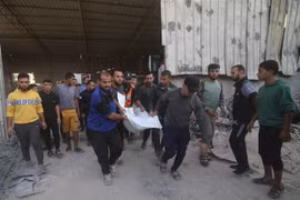 Chuyển thi thể nạn nhân thiệt mạng sau cuộc không kích của Israel xuống thành phố Rafah ở Dải Gaza. (Ảnh: THX/TTXVN)