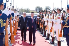 Lễ tiễn Chủ tịch nước Võ Văn Thưởng tại Sân bay Bắc Kinh. (Ảnh: Thống Nhất/TTXVN)