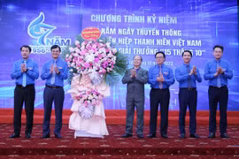 Ban Bí thư Trung ương Đoàn tặng hoa các thế hệ lãnh đạo Trung ương Hội Liên hiệp Thanh niên Việt Nam qua các thời kỳ. (Ảnh: Minh Đức/TTXVN)