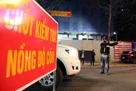 Một chốt kiểm tra nồng độ cồn tài xế ôtô. (Ảnh: Phạm Kiên/TTXVN)