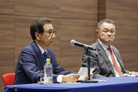 Thị trưởng thành phố Sapparo Katsuhiro Akimoto (trái) và Chủ tịch JOC Yasuhiro Yamashita (phải) tại cuộc họp báo ở Tokyo, Nhật Bản. (Ảnh: Kyodo/TTXVN)