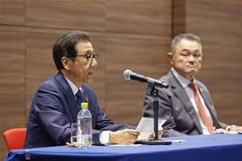 Thị trưởng thành phố Sapparo Katsuhiro Akimoto (trái) và Chủ tịch JOC Yasuhiro Yamashita (phải) tại cuộc họp báo ở Tokyo, Nhật Bản. (Ảnh: Kyodo/TTXVN)