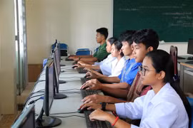 Giờ học thực hành Tin học của học sinh trường Phổ thông Dân tộc Nội trú tỉnh Sóc Trăng. (Ảnh: Tuấn Phi/TTXVN)