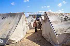 Khu trại tạm dành cho người dân phải rời bỏ nhà cửa do xung đột tại Khan Younis, Dải Gaza. (Ảnh: THX/TTXVN)