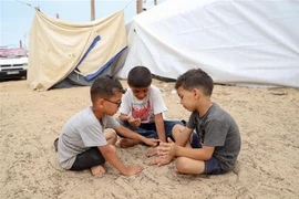 Trẻ em Palestine tại một trại tạm ở thành phố Khan Younis, miền Nam Dải Gaza. (Ảnh: THX/TTXVN)