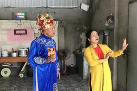 Hai thành viên Câu lạc bộ hát Tuồng Thạch Lỗi đang nhập vai trong vở diễn tuồng cổ. (Ảnh: Tiến Vĩnh/TTXVN)