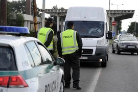 Cảnh sát Slovakia gác tại trạm kiểm soát tại khu vực biên giới gần Rajka (Hungary) và Cunovo (Slovakia). (Ảnh: AFP/TTXVN)