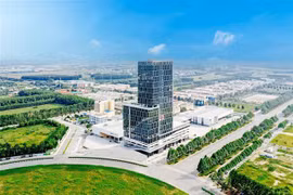 Một góc Tòa nhà WTC Tower thuộc Trung tâm Thương mại thế giới tại Thành phố mới Bình Dương. (Ảnh: Chí Tưởng/TTXVN)