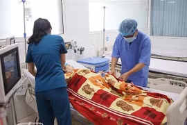 Nạn nhân vụ nổ súng đang được chăm sóc sức khỏe tại Bệnh viện Đa khoa Phúc Hưng, thành phố Quảng Ngãi. (Ảnh: TTXVN phát)