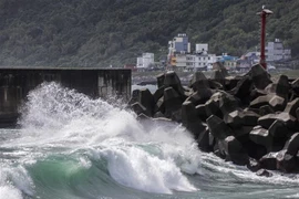 Sóng lớn do ảnh hưởng của bão Koinu ở thành phố Cơ Long, vùng lãnh thổ Đài Loan (Trung Quốc). (Ảnh: AFP/TTXVN)