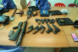 Súng đạn do Trần Duy Khánh tàng trữ trái phép, bị thu giữ. (Ảnh: TTXVN phát)
