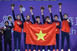 Đội tuyển Cầu mây 4 người Nữ Việt Nam trên bục huy chương. (Ảnh: Hoàng Linh/TTXVN)