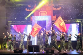 Một tiết mục biểu diễn trong chương trình. (Ảnh: Mạnh Hùng/TTXVN)
