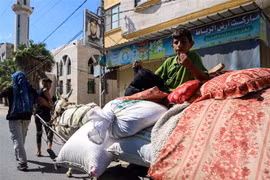 Người dân Palestine sơ tán tránh chiến sự ở Dải Gaza. (Ảnh: THX/TTXVN)