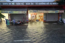 Nhiều tuyến đường tại quận Liên Chiểu (Đà Nẵng) ngập trong nước do mưa lớn liên tục. (Ảnh: Trần Lê Lâm/TTXVN)