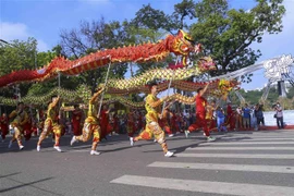 Tiết mục múa rồng của huyện Thanh Oai tại Festival Thu Hà Nội. (Ảnh: Tuấn Đức/TTXVN)