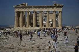 Khách du lịch tham quan thành cổ Acropolis ở Athens, Hy Lạp. (Ảnh: AFP/TTXVN)