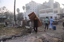 Cảnh tàn phá sau vụ không kích của Israel vào bệnh viện Al-Ahli ở Dải Gaza. (Ảnh: THX/TTXVN)