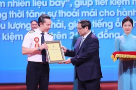 Thủ tướng Phạm Minh Chính trao chứng nhận vinh danh các tác giả, nhóm tác giả có thành tích đặc biệt xuất sắc. (Ảnh: Dương Giang/TTXVN)
