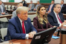 Cựu Tổng thống Mỹ Donald Trump (trái) tại phiên xét xử dân sự ở New York ngày 17/10. (Ảnh: AFP/TTXVN)