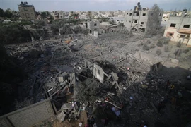 Tòa nhà bị phá hủy sau một cuộc không kích của Israel xuống thành phố Khan Younis ở Dải Gaza. Ảnh: THX/TTXVN)