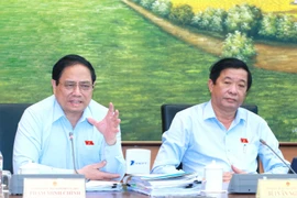 Thủ tướng Phạm Minh Chính, đại biểu Quốc hội thành phố Cần Thơ, thảo luận ở tổ. (Ảnh: Phương Hoa/TTXVN)