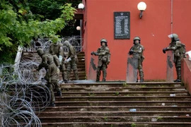 Binh sỹ thuộc Lực lượng Gìn giữ Hòa bình của NATO tuần tra tại Zvecan, miền Bắc Kosovo. (Ảnh: AFP/TTXVN)