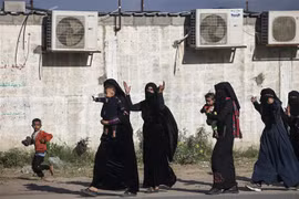 Người dân Palestine rời bỏ nhà cửa ở Dải Gaza nhằm tránh cuộc xung đột Hamas-Israel. (Ảnh: AFP/TTXVN)