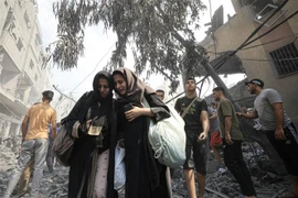 Người dân Palestine rời bỏ nhà cửa ở Dải Gaza nhằm tránh cuộc xung đột Hamas-Israel. (Ảnh: AFP/TTXVN)