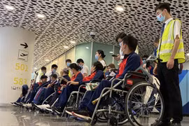 Đoàn Thể thao Người Khuyết tật Việt Nam đến Hàng Châu. (Ảnh: TTXVN phát)